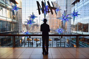 Manhattan, New York, Nyc, ABD - 7 Aralık 2019. Manhattan 'daki İç Alışveriş Merkezi, Columbus Circle' daki Dükkanlar, Time Warner Center, New York.