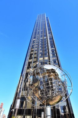 Manhattan, New York, ABD - 7 Aralık 2019. The Globe Sculpture by Kim Brandell Trump International Hotel 'de ve 59. Cadde Columbus Circle Metro İstasyonu' nun girişindeki kulede..