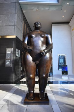 Manhattan, New York, Nyc, ABD - 7 Aralık 2019. Botero 'nun Çıplak Eve Heykeli, Columbus Circle' daki Dükkanlar, Time Warner Center, New York. 