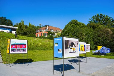 LAUSANNE, SWitzerland - 7 Ağustos 2019. Olimpik Park Lozan, Leman Gölü kıyısında (Geneva Gölü). Burası Olimpik Müzesi, dünyanın en büyük Olimpiyat Oyunları arşivi..