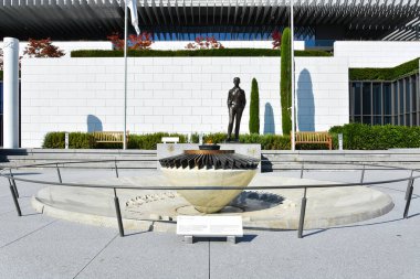 LAUSANNE, SWitzerland - 7 Ağustos 2019. Olimpik Alev, Olimpik Park Lozan, Leman Gölü kıyısında (Cenevre Gölü). Burası Olimpik Müzesi, dünyanın en büyük Olimpiyat Oyunları arşivi..