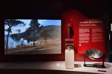 LAUSANNE, SWitzerland - 7 Ağustos 2019. Olimpiyat Müzesi 'nin içinde, dünyanın en büyük Olimpiyat Oyunları arşivi, Leman Gölü kıyısında (Cenevre Gölü) ).