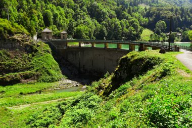 Güneşli bir günde dağlarda nehir barajı