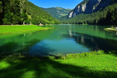 Montriond Gölü, doğal göl Portes du Soleil, Haute-Savoie bölgesi, Fransa, birçok turist için bir cazibe alanı, yüzme alanı, balıkçılık, kano.
