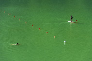 Montriond Gölü 'nde boş zaman aktivitesi, Portes du Soleil' de doğal göl, Haute - Savoie bölgesi, Fransa, yüzme alanı, balıkçılık, kano ile turistlerin uğrak yeri.