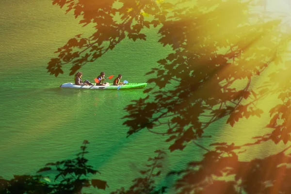 モントリオンド フランス 2019 モントリオンド湖でのレジャー活動 ポルト ソレイユの自然湖 オート サヴォワ地方 フランス 多くの観光客のための魅力 — ストック写真