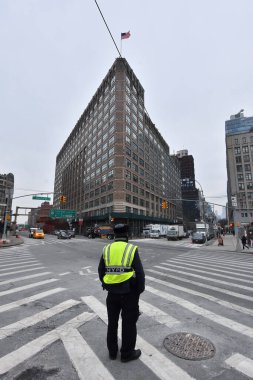 Hudson Meydanı, Manhattan, New York, New York, ABD - 4 Aralık 2019. Polis iş başında. Önde 75 Varick Caddesi Ofis Alanı var. 1 Hudson Meydanı, Aşağı Manhattan, New York, ABD. 