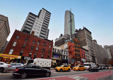 Manhattan, New York, New York, ABD - 4 Aralık 2019. Flatiron Mahallesi 'nde şehir manzarası ve sokak ulaşımı, Manhattan, New York.