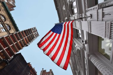 Flatiron Bölgesi, Manhattan, New York, New York, ABD 'de mimari ve ABD bayrağı. 
