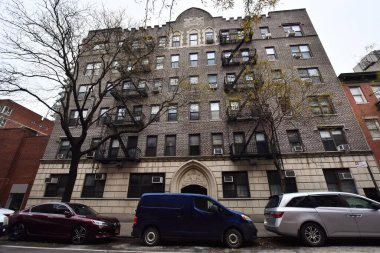 Manhattan, New York, New York, ABD - 4 Aralık 2019. Chelsea Hall, Chelsea Mahallesi, Manhattan, New York City, New York, ABD 'de mimari ve trafik binası.