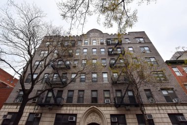 Manhattan, New York, New York, ABD - 4 Aralık 2019. Chelsea Hall, Chelsea Mahallesi, Manhattan, New York City, New York, ABD 'de mimari ve trafik binası.