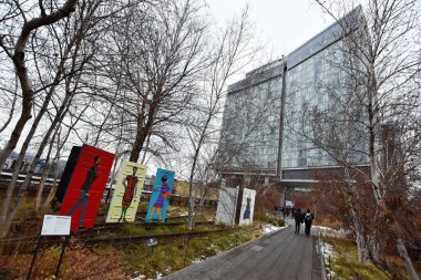 Manhattan, New York, New York, ABD - 4 Aralık 2019. High Line 'ın mimarisi Manhattan' ın batı yakasındaki caddelerin üzerinde yükselen tarihi bir demiryolu hattının üzerine inşa edilmiş bir parktır..