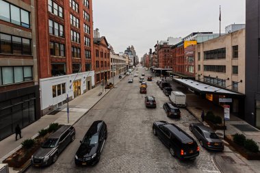 Manhattan, New York, New York, ABD - 4 Aralık 2019. Chelsea mahallesi High Line 'dan görüldü, kamu parkı Manhattan' ın batı yakasındaki caddelerin üzerinde yükseltilmiş tarihi bir yük treni hattı üzerine inşa edildi..