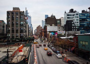 Manhattan, New York, New York, ABD - 4 Aralık 2019. Chelsea mahallesi High Line 'dan görüldü, kamu parkı Manhattan' ın batı yakasındaki caddelerin üzerinde yükseltilmiş tarihi bir yük treni hattı üzerine inşa edildi..