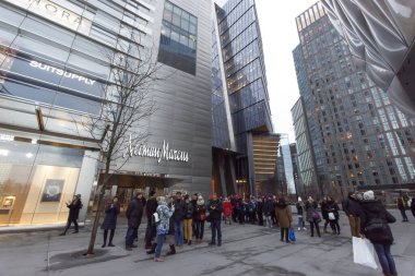 New York City, New York, ABD - 4 Aralık 2019. Manhattan, New York 'taki Hudson Yards' daki Neiman Marcus Dükkan ve Restoranlar Merkezi.