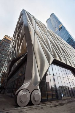 New York City, New York, ABD - 4 Aralık 2019. Sahne sanatları, görsel sanatlar ve pop kültür merkezi Hudson Yards, New York City, New York, ABD 'de genişletilebilir bir kabuk ile. 