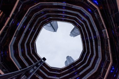 New York City, New York, ABD - 4 Aralık 2019. The Vessel ile Worm 'un bakış açısı, yapı ve ziyaretçi çekimi, Hudson Yards Yenileme Projesi Manhattan, New York, New York, ABD. 