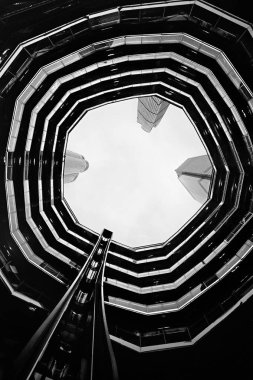 New York City, New York, ABD - 4 Aralık 2019. The Vessel ile Worm 'un bakış açısı, yapı ve ziyaretçi çekimi, Hudson Yards Yenileme Projesi Manhattan, New York, New York, ABD. 