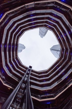 New York City, New York, ABD - 4 Aralık 2019. The Vessel ile Worm 'un bakış açısı, yapı ve ziyaretçi çekimi, Hudson Yards Yenileme Projesi Manhattan, New York, New York, ABD. 