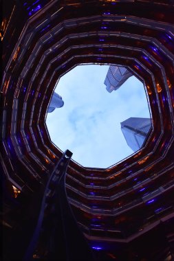 New York City, New York, ABD - 4 Aralık 2019. The Vessel ile Worm 'un bakış açısı, yapı ve ziyaretçi çekimi, Hudson Yards Yenileme Projesi Manhattan, New York, New York, ABD. 