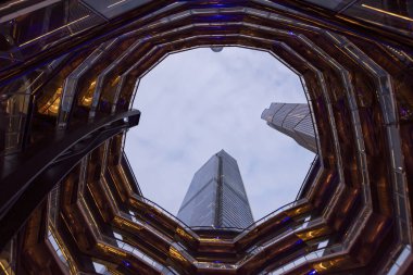 New York City, New York, ABD - 4 Aralık 2019. The Vessel ile Worm 'un bakış açısı, yapı ve ziyaretçi çekimi, Hudson Yards Yenileme Projesi Manhattan, New York, New York, ABD. 