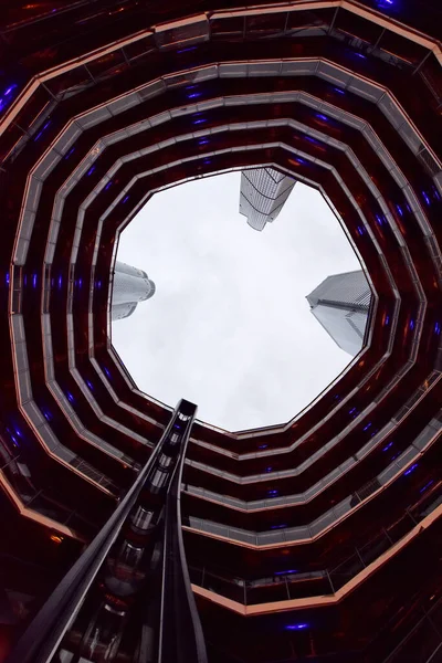 New York City, New York, ABD - 4 Aralık 2019. The Vessel ile Worm 'un bakış açısı, yapı ve ziyaretçi çekimi, Hudson Yards Yenileme Projesi Manhattan, New York, New York, ABD. 
