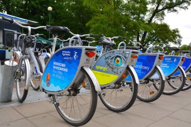 Varşova, Polonya - 1 Temmuz 2018. Varşova şehir manzaralı Varşova şehri, Polonya 'da motosikletli park yeri.