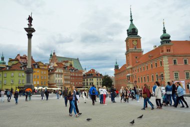 SAVAŞ, POLAND - 1 Temmuz 2018. Polonya 'nın başkenti Stare Miasto Varşova' daki Castle Square 'de kaldırım taşları ve ortaçağ binalarıyla güzel bir şehir manzarası..