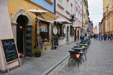 SAVAŞ, POLAND - 1 Temmuz 2018. Polonya 'nın başkenti Stare Miasto Varşova' daki güzel şehir manzarası, restoranlar, kaldırım taşları ve ortaçağ binaları.
