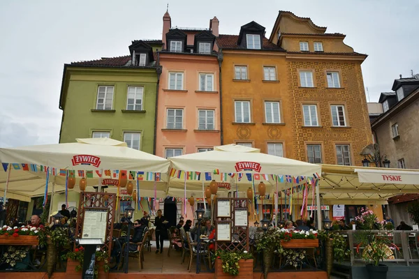 ポーランドのワルシャワ 2018年6月29日 ポーランドの首都 旧市街の美しい街並みは 石畳の路地や中世の建物があります 城広場 — ストック写真