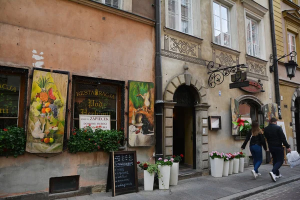 SAVAŞ, POLAND - 1 Temmuz 2018. Polonya 'nın başkenti Stare Miasto Varşova' daki güzel şehir manzarası, restoranlar, kaldırım taşları ve ortaçağ binaları.