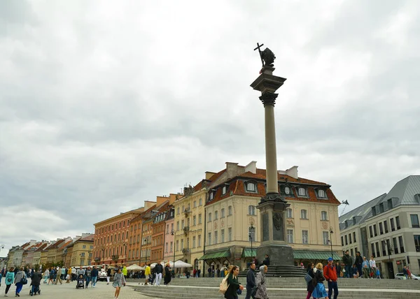 SAVAŞ, POLAND - 1 Temmuz 2018. Polonya 'nın başkenti Stare Miasto Varşova' daki Castle Square 'de kaldırım taşları ve ortaçağ binalarıyla güzel bir şehir manzarası..