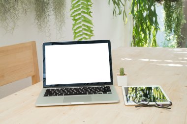 Ofis Masaları boş ekran dizüstü bilgisayar, tablet ve kaktüs akışı ile
