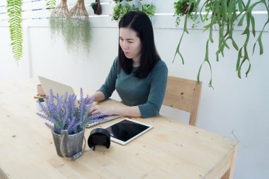 Asyalı kadın bul iş, online alışveriş, rezervasyon ile ofis masaları
