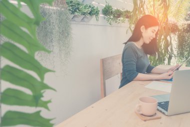 Dizüstü ve tablet, Edu izlerken Asyalı kadın ile ofis masaları