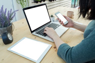 İnsanın el boş ekran smartphone üzerinde tutarak ve lapto yazarak