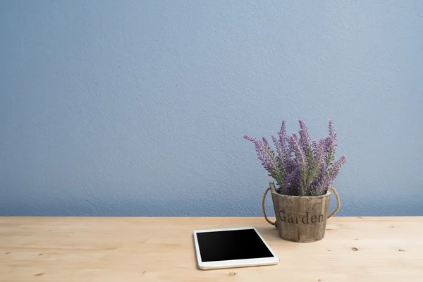 boş ekran smartphone ve mor lavanta çiçek çiçek pot ile ahşap masa.