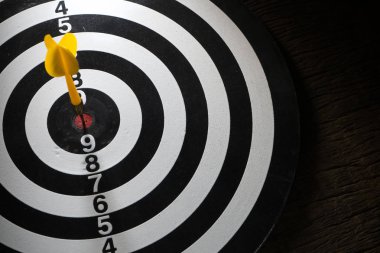 Hedef dart tahtası ve ok, başarılı iş kavramı.