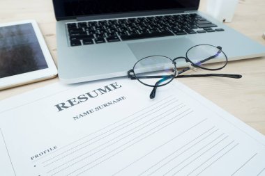 Ofis Masaları özgeçmiş bilgileri kağıt ve siyah gözlük ile.