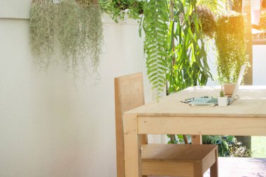 Ofis ahşap masa ve sandalye Bahçe, doğal iş yerinde