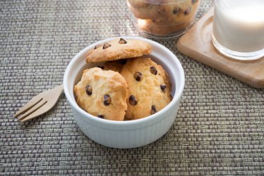 tanımlama bilgisi snack süt gözlüklü beyaz plaka üzerinde.