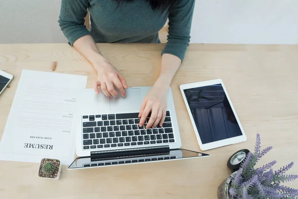 Ofis Masaları klavyede yazarak işadamı el ile devam 