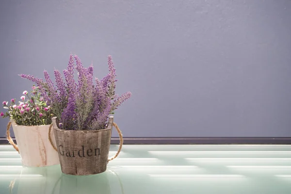 Mesa con lavanda violeta y rosa rosa flor en maceta . — Foto de Stock