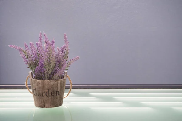 Mesa de gafas con flor de lavanda violeta en maceta . — Foto de Stock