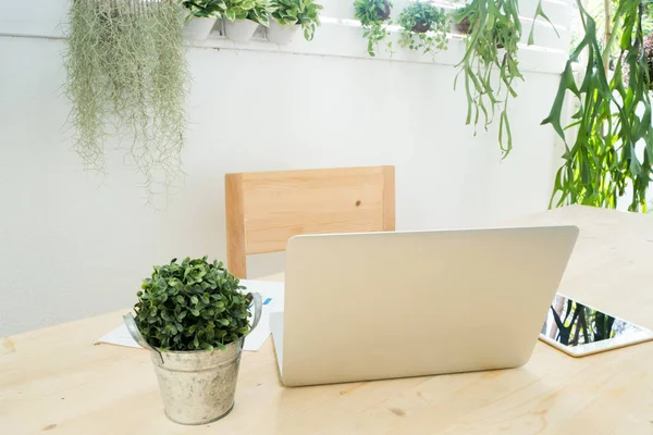 Local de trabalho no jardim, mesa de madeira com laptop, tablet, smartphone — Fotografia de Stock