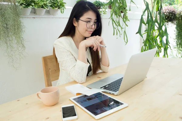 Mulher asiática no rosto sorridente usando laptop, local de trabalho em árvore gard — Fotografia de Stock