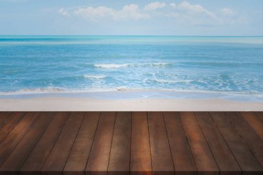 bulanık mavi deniz arka plan üzerinde eski ahşap raf montaj.