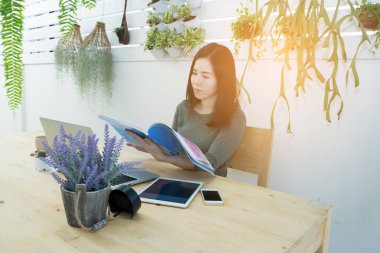 Asyalı kadın okuma kitabı Bahçe, işyeri ile ofis masaları 