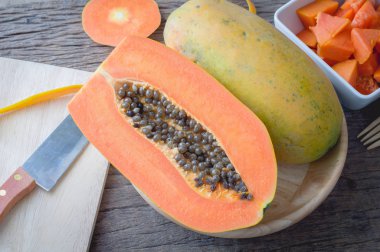 mutfak masası ahşap plaka, t için meyve üzerinde dilim taze papaya ile