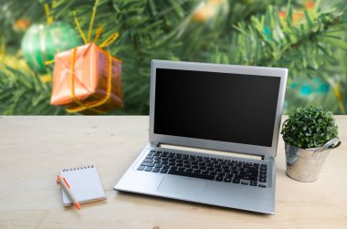 Ofis Masaları boş ekran bulanık Noel tre laptop ile